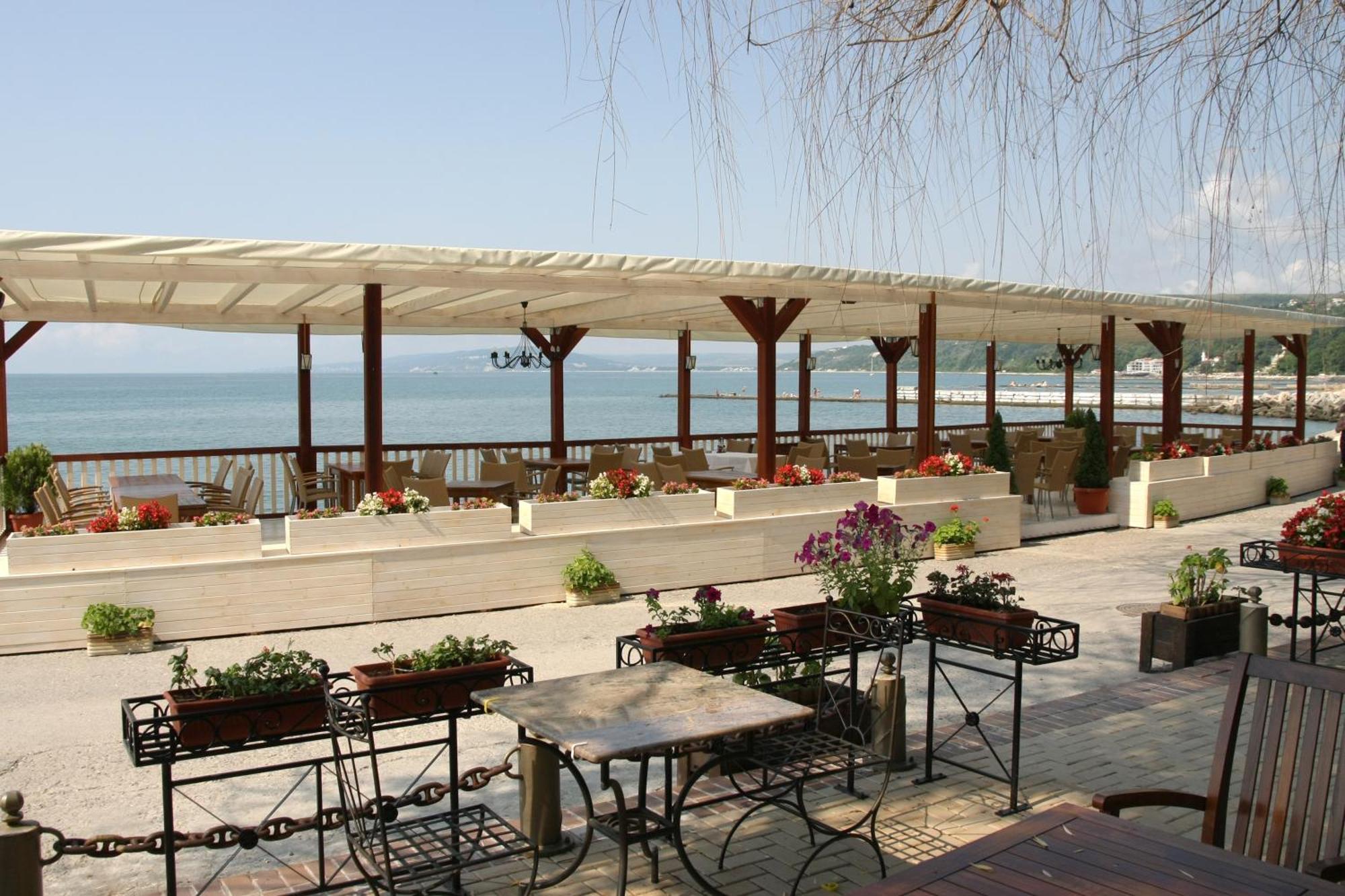 White House Family Hotel Spa Zone Balchik Exterior photo